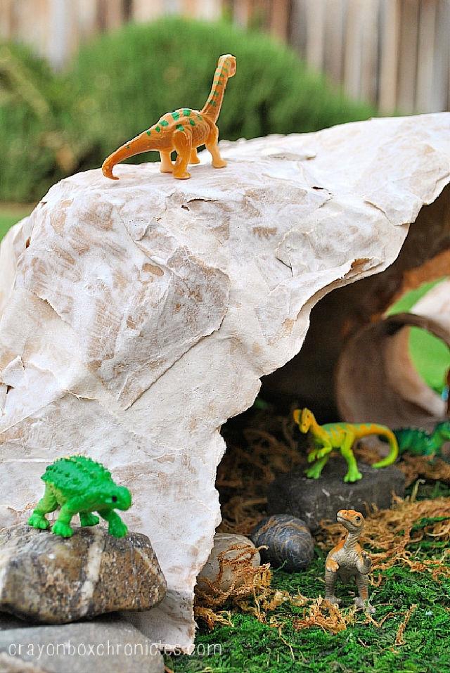 Cueva de dinosaurios de papel maché