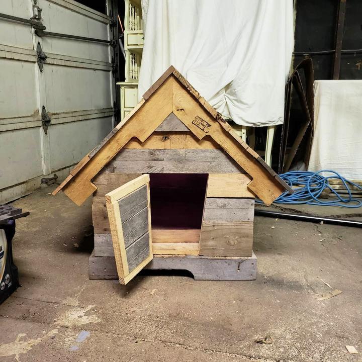 Casa de perro de paletas de madera reciclada