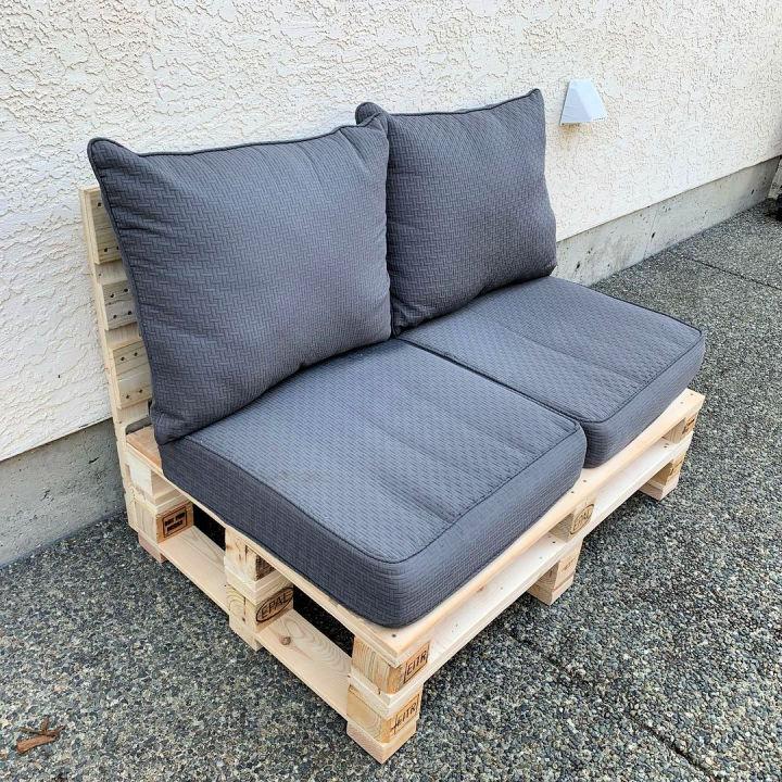 Repurposed Pallet Patio Couch