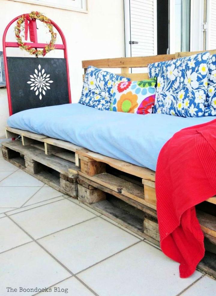 Super Easy DIY Pallet Couch