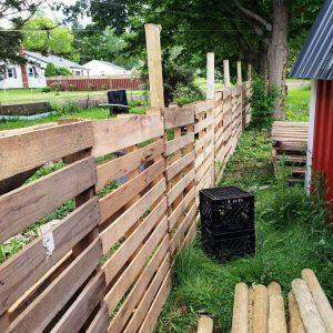 35 Cheap Pallet Fence Ideas To Build Yours at $0 - Blitsy